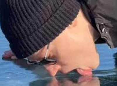 Байкал забрал семь жизней: УАЗ &laquo;буханка&raquo; уходит под лёд, а Дронов (Shaman) стоит рядом и молчит &mdash; позорная холодная безответственность на глазах у туристов